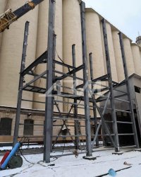 Монтаж блока бункеров с металлоконструкциями