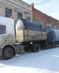 Автомашина с погруженными резервуарами для транспортировки