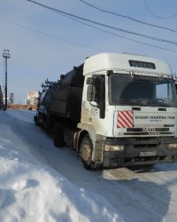 Автомашина с погруженными резервуарами